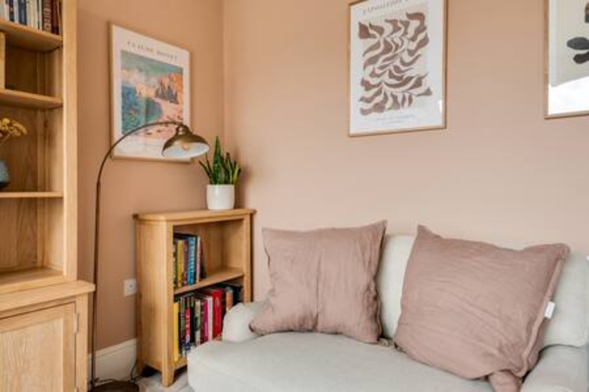 Family-Friendly Getaway – Garden, Parking Sleeps 7