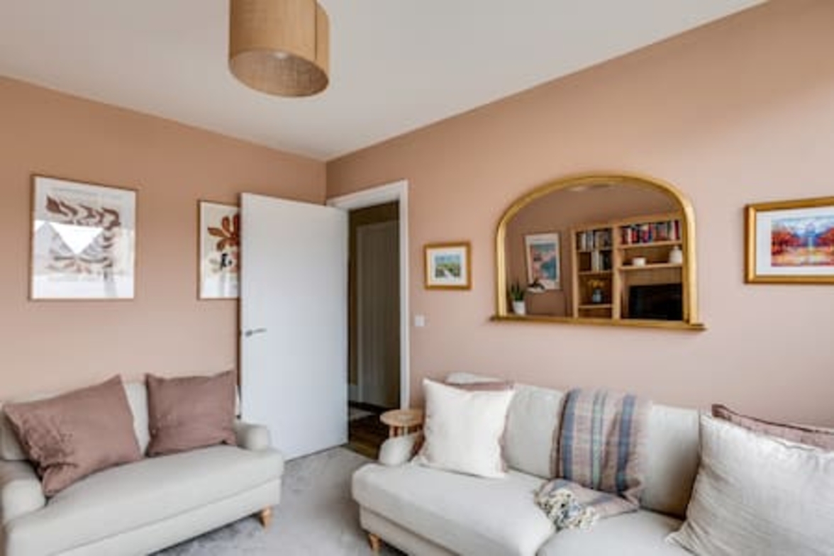 Family-Friendly Getaway – Garden, Parking Sleeps 7