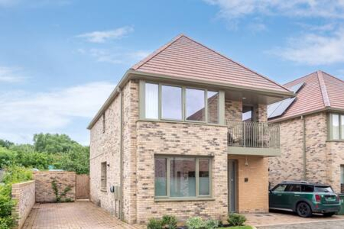 Family-Friendly Getaway – Garden, Parking Sleeps 7