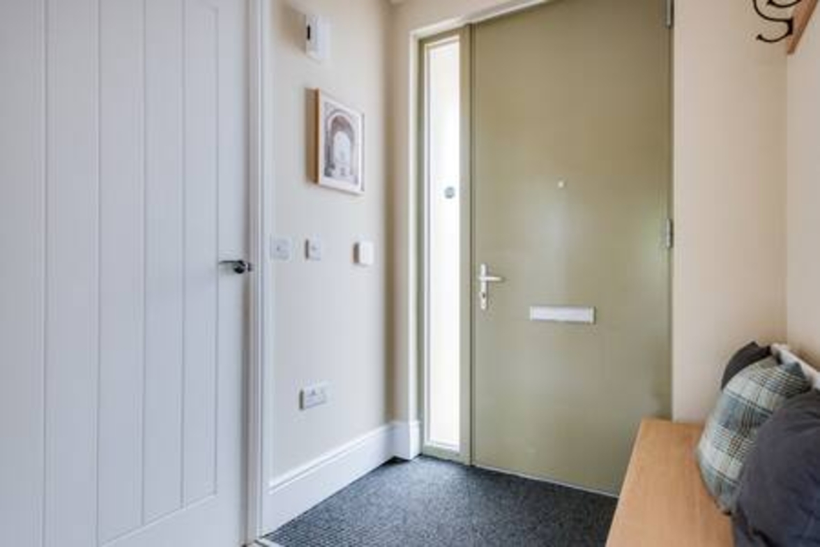 Family-Friendly Getaway – Garden, Parking Sleeps 7
