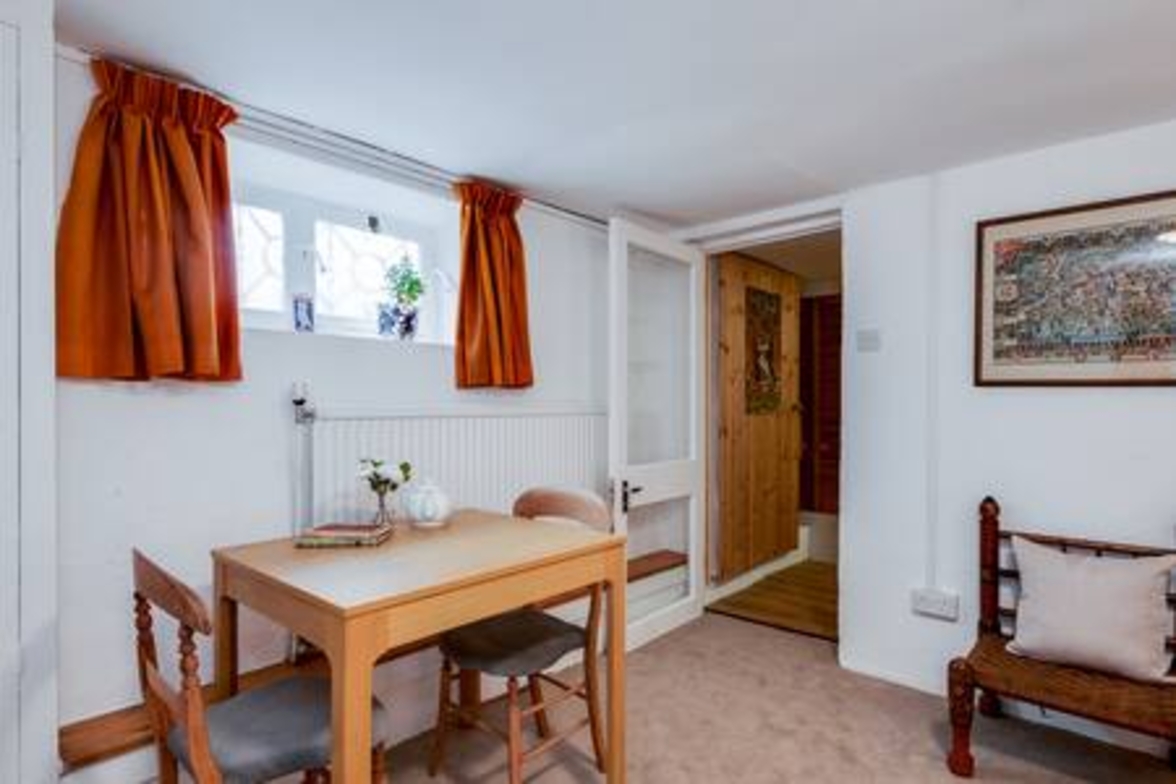 Basement Studio in Summertown with kitchenette