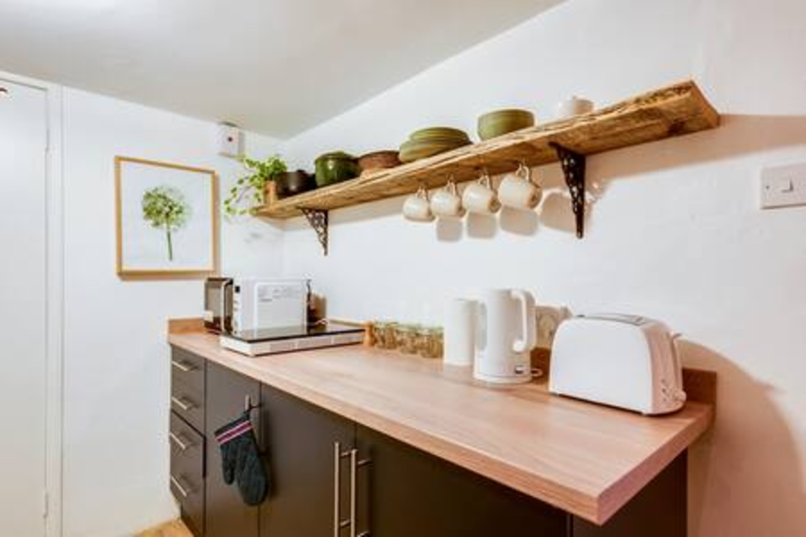 Basement Studio in Summertown with kitchenette