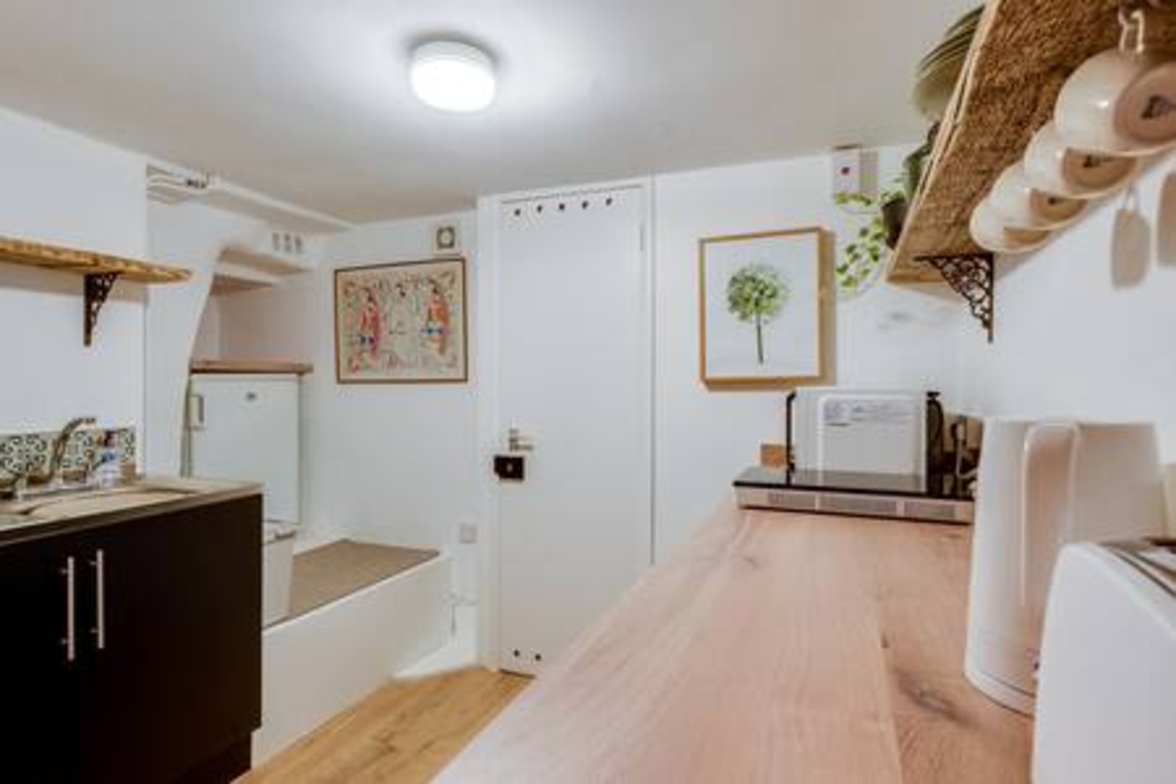 Basement Studio in Summertown with kitchenette