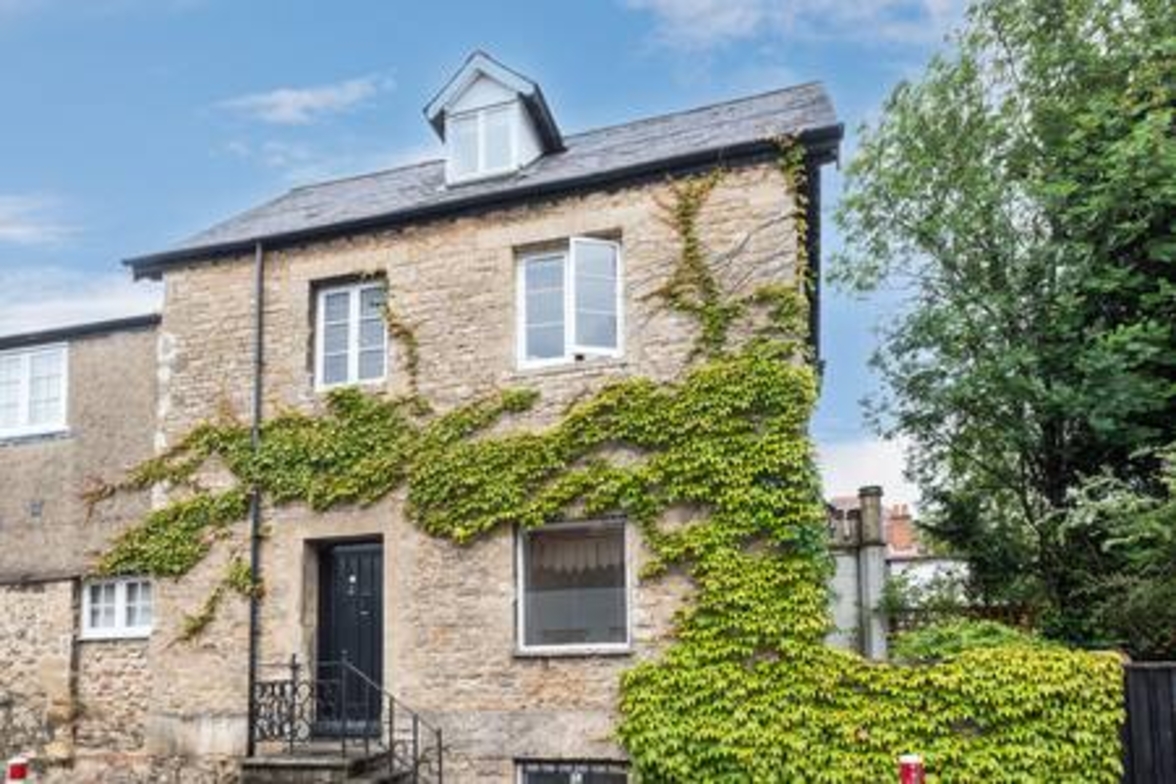 Basement Studio in Summertown with kitchenette