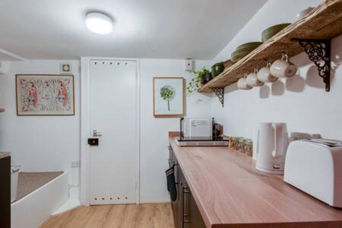 Basement Studio in Summertown with kitchenette