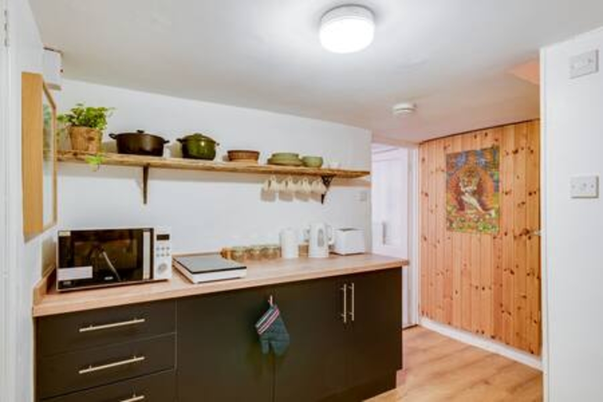 Basement Studio in Summertown with kitchenette