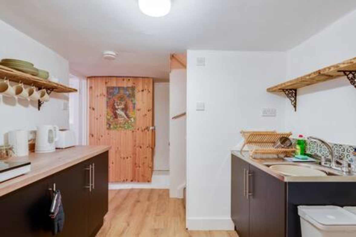 Basement Studio in Summertown with kitchenette