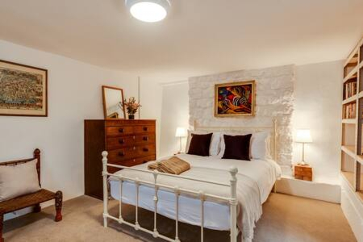 Basement Studio in Summertown with kitchenette