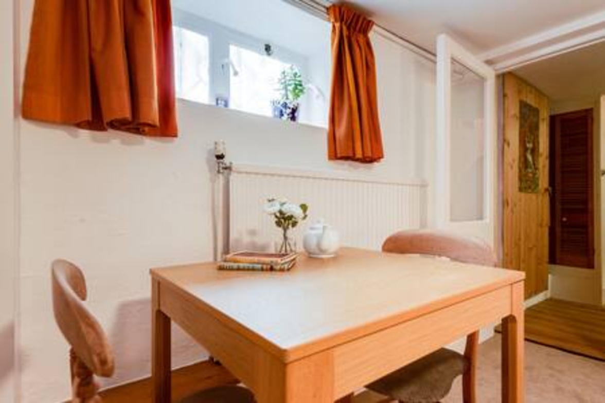 Basement Studio in Summertown with kitchenette