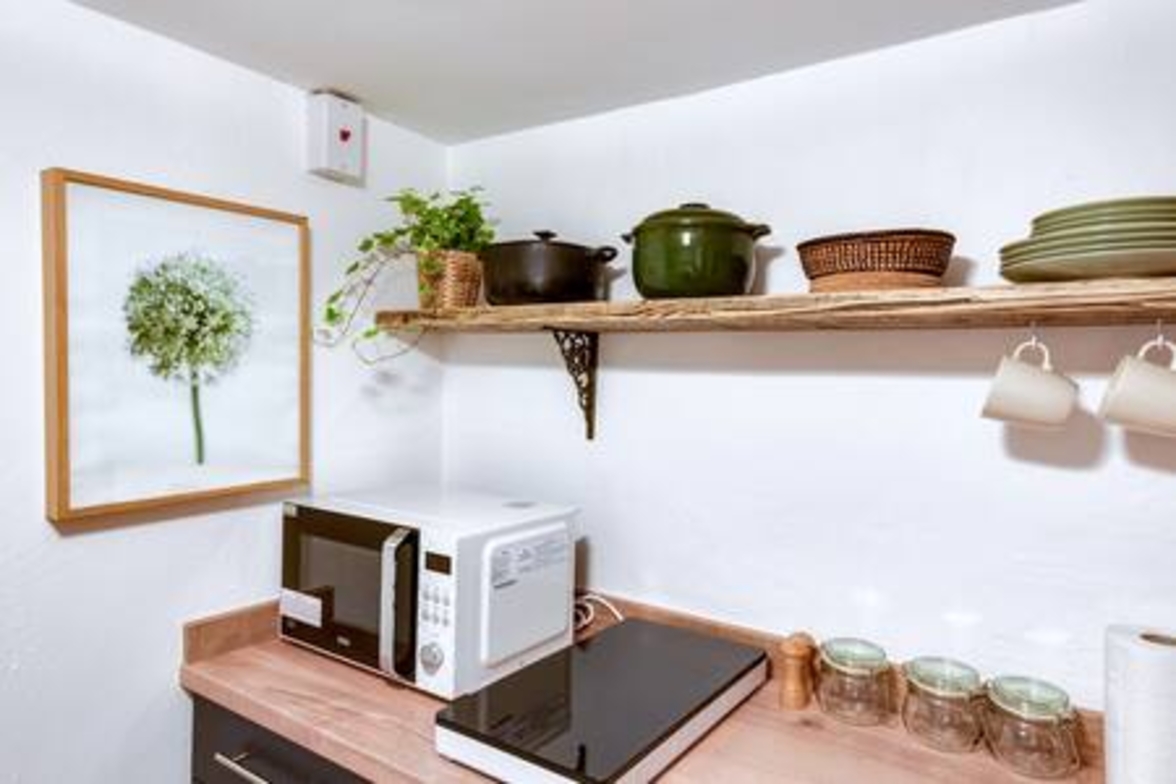 Basement Studio in Summertown with kitchenette