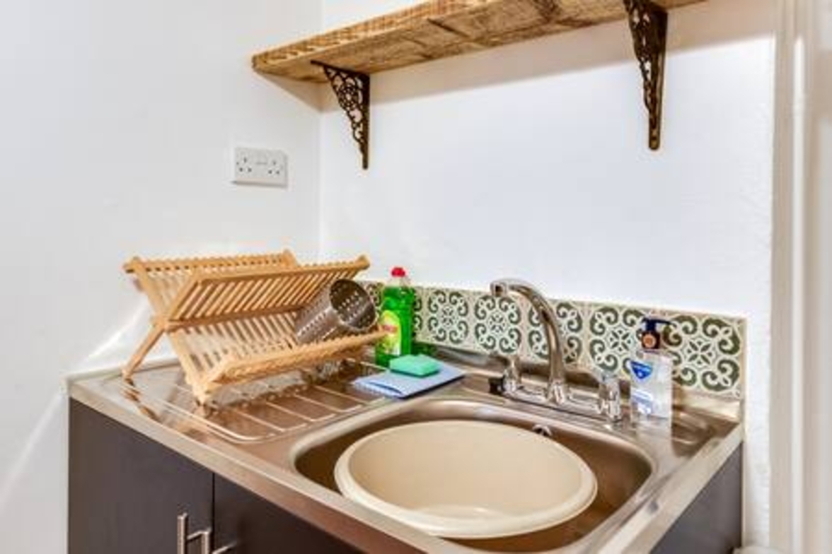 Basement Studio in Summertown with kitchenette