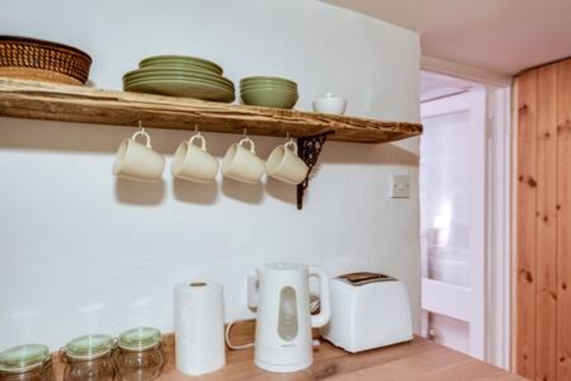 Basement Studio in Summertown with kitchenette