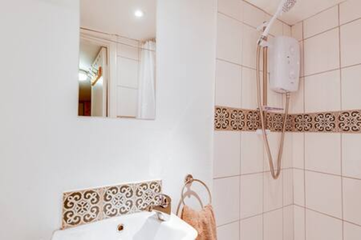 Basement Studio in Summertown with kitchenette