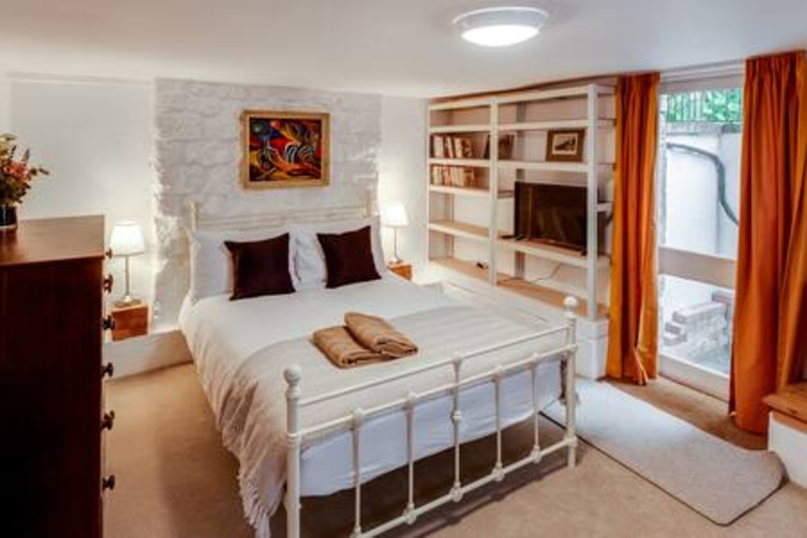 Basement Studio in Summertown with kitchenette