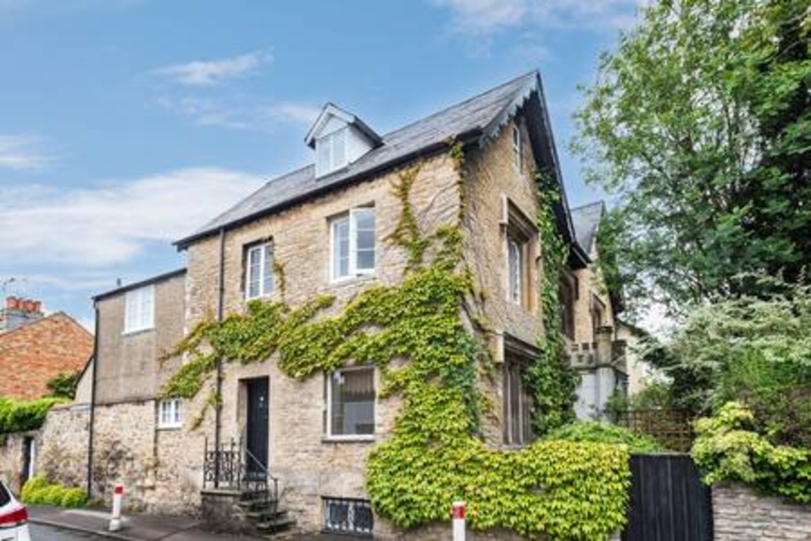 Basement Studio in Summertown with kitchenette