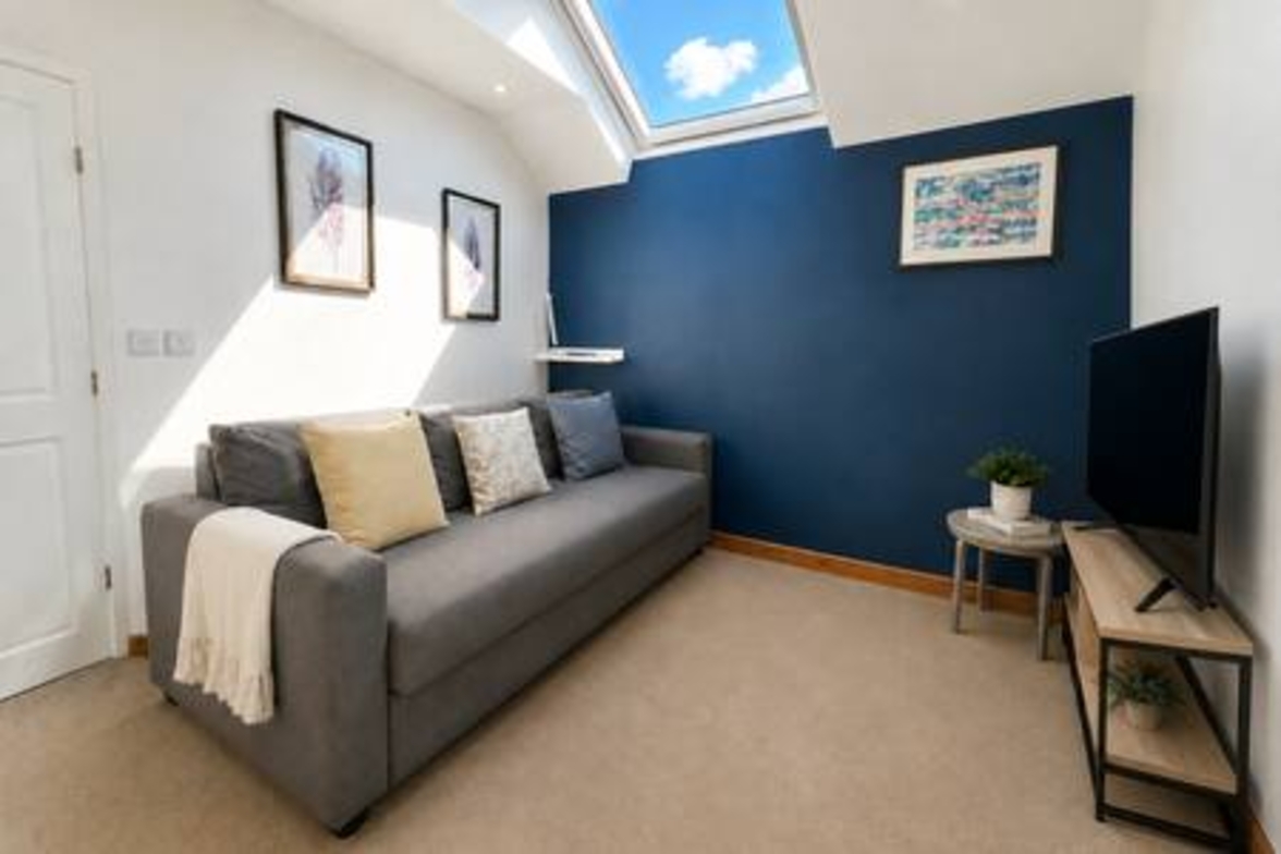 View Comfortable 5-BR Home near Headington Oxford in 1 Collinwood Road OX3 8HH Comfortable 5-BR Home near Headington Oxford in 1 Collinwood Road OX3 8HH - Property image 4 - VivreStays