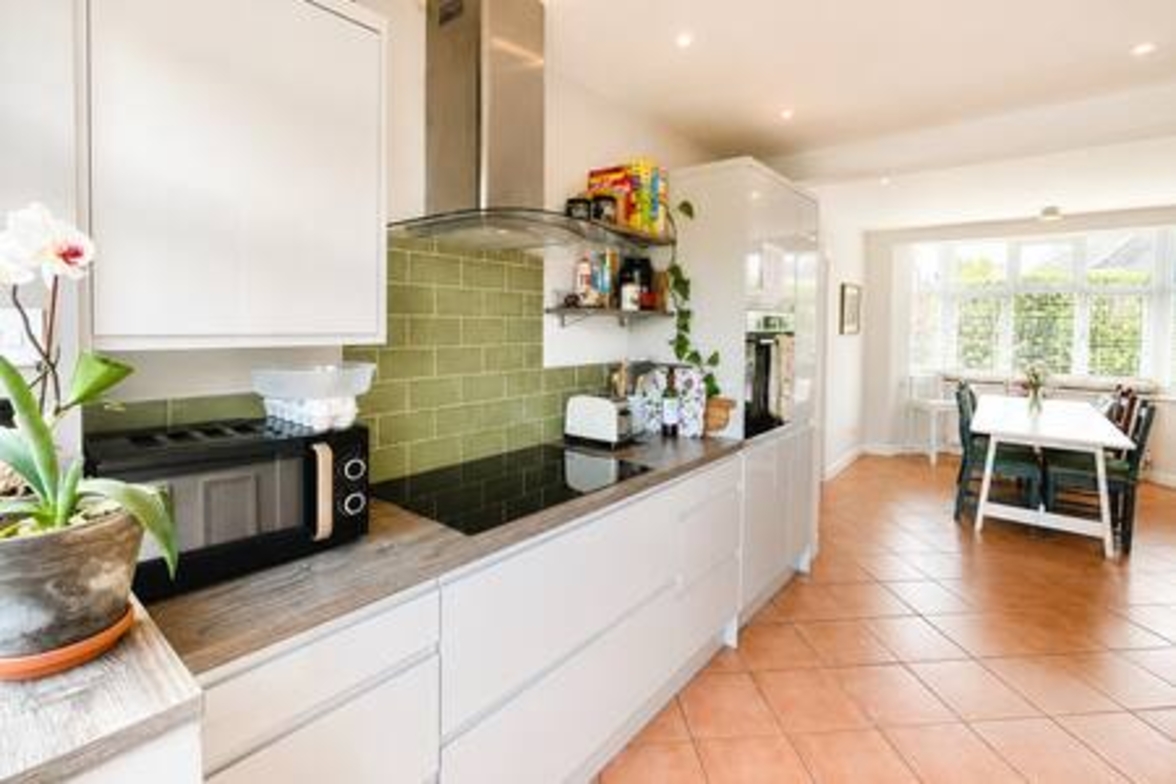 View Comfortable 5-BR Home near Headington Oxford in 1 Collinwood Road OX3 8HH Comfortable 5-BR Home near Headington Oxford in 1 Collinwood Road OX3 8HH - Property image 6 - VivreStays