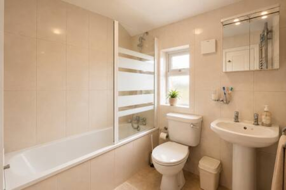 View Comfortable 5-BR Home near Headington Oxford in 1 Collinwood Road OX3 8HH Comfortable 5-BR Home near Headington Oxford in 1 Collinwood Road OX3 8HH - Property image 10 - VivreStays