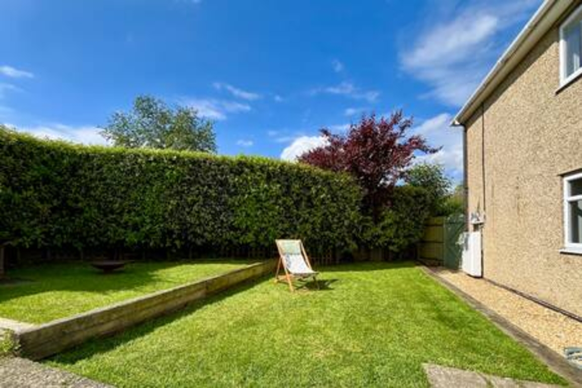 View Comfortable 5-BR Home near Headington Oxford in 1 Collinwood Road OX3 8HH Comfortable 5-BR Home near Headington Oxford in 1 Collinwood Road OX3 8HH - Property image 17 - VivreStays