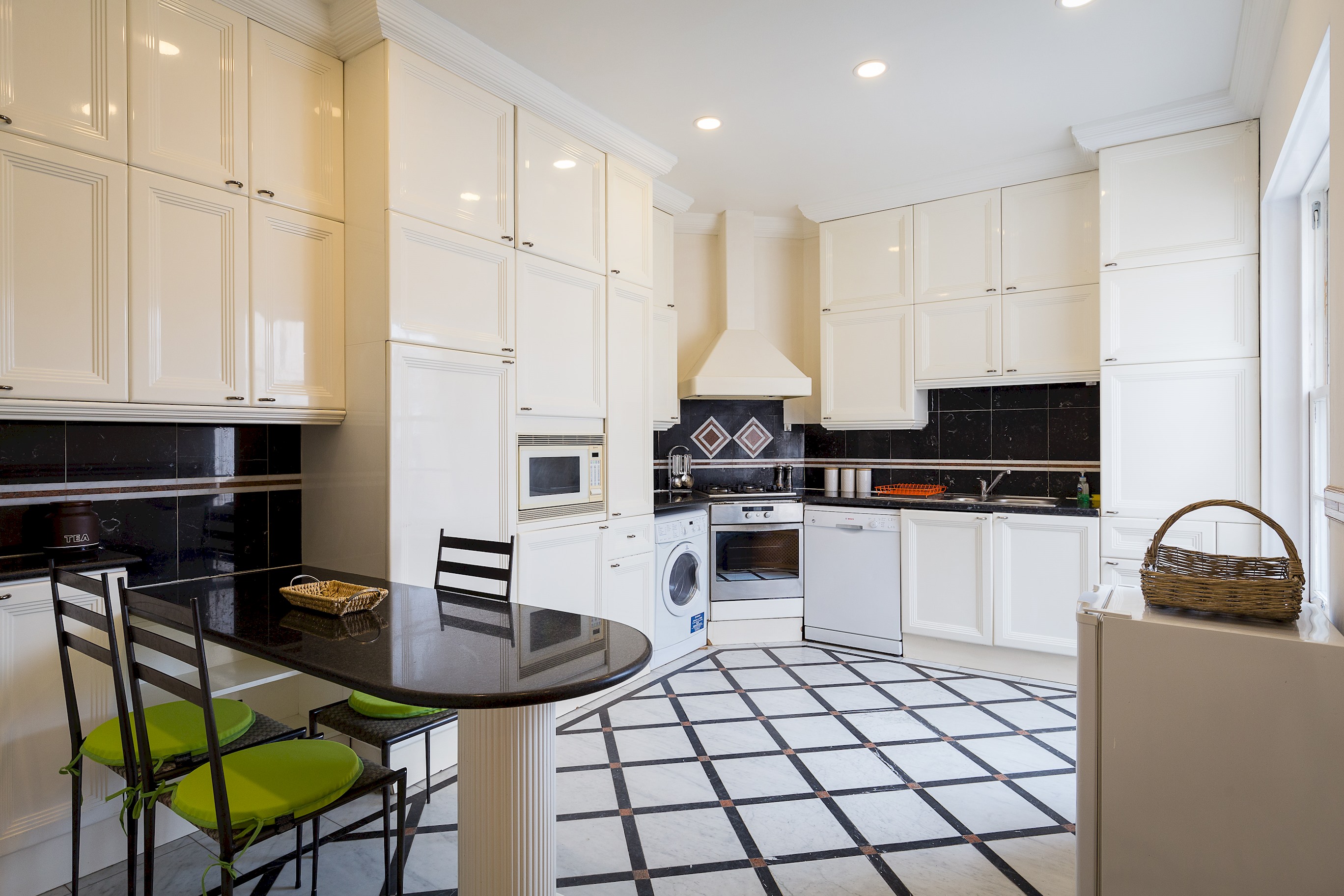 Penthouse 3-bed 3-bath on Marble Arch in 12 Connaught Place, Tyburnia W2 2ET - Property image 5 - VivreStays