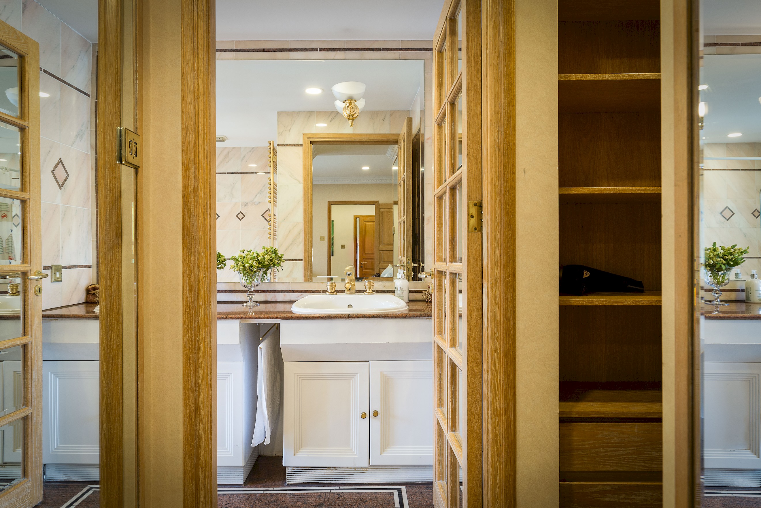 Penthouse 3-bed 3-bath on Marble Arch in 12 Connaught Place, Tyburnia W2 2ET - Property image 8 - VivreStays