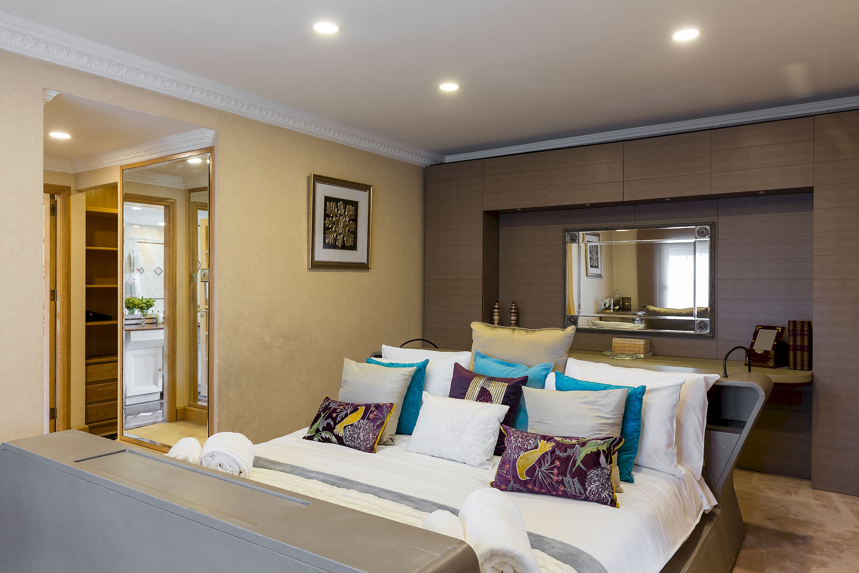 Penthouse 3-bed 3-bath on Marble Arch in 12 Connaught Place, Tyburnia W2 2ET - Property image 9 - VivreStays