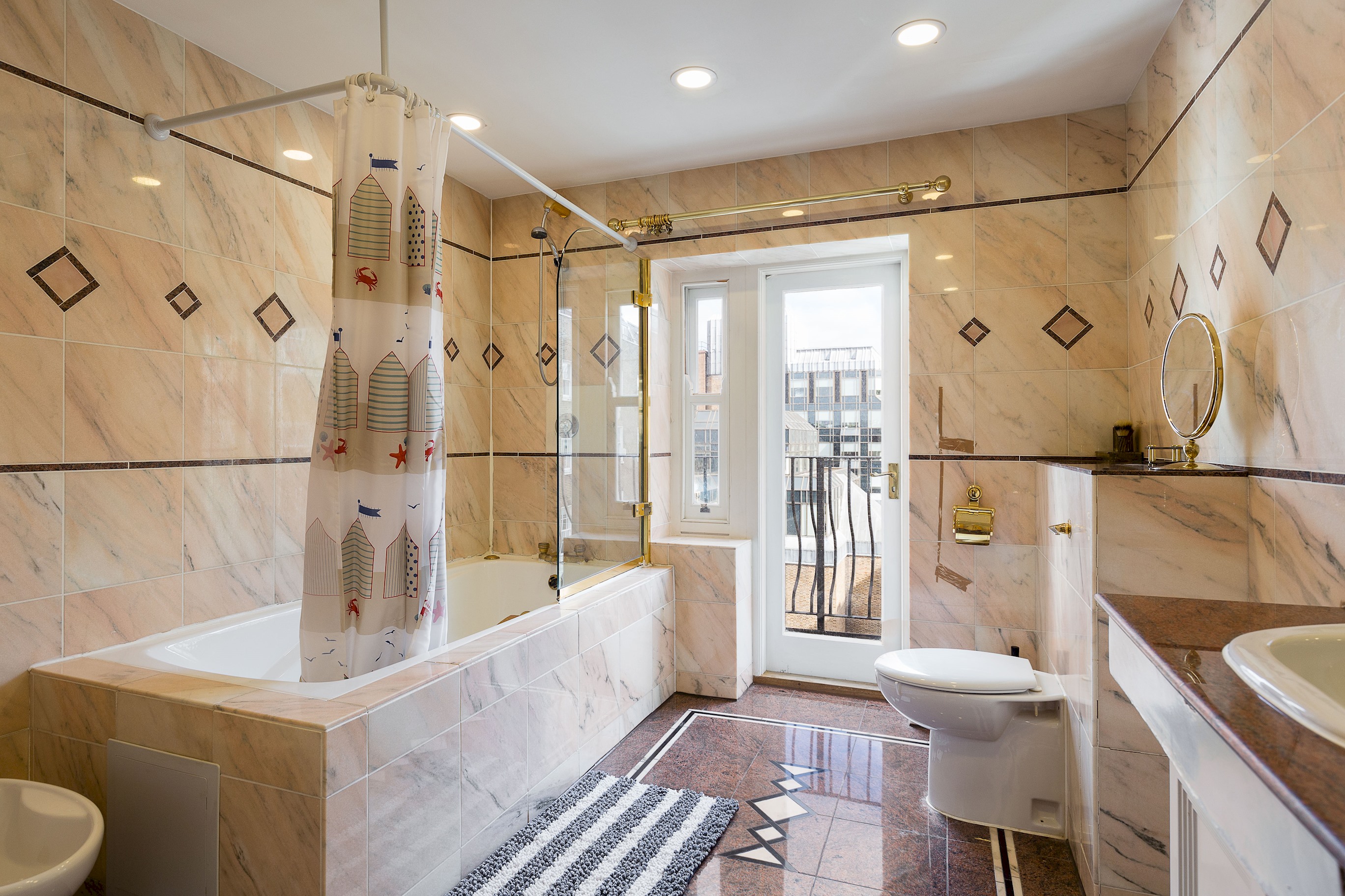 Penthouse 3-bed 3-bath on Marble Arch in 12 Connaught Place, Tyburnia W2 2ET - Property image 10 - VivreStays
