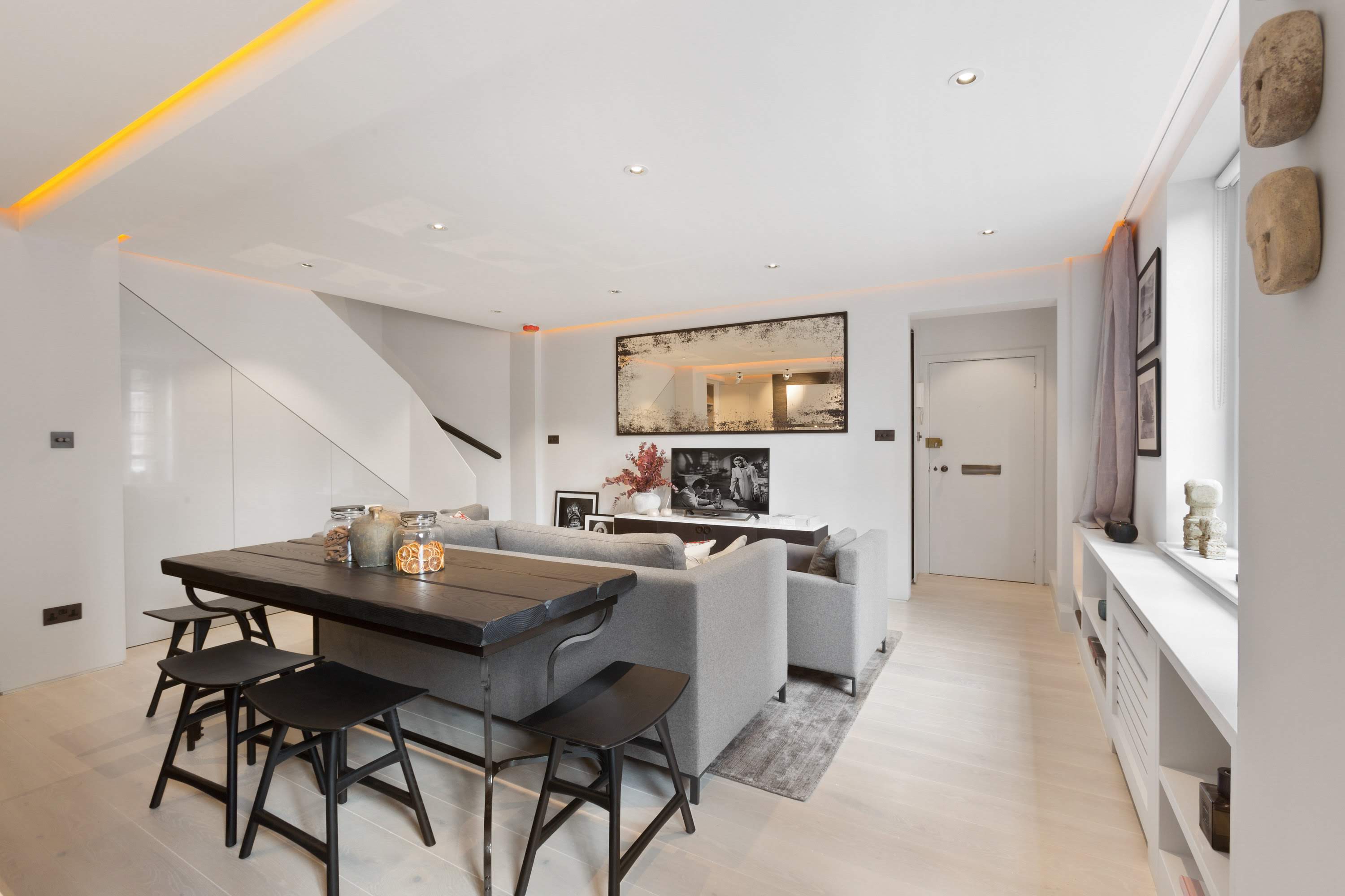 Knightsbridge & Chelsea Lux 2 bed duplex in Swan Court, Chelsea Manor Street SW3 5RT - Property image 2 - VivreStays