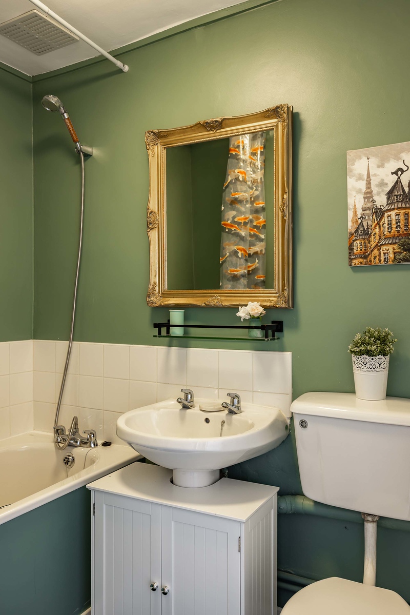 1-bed penthouse Notting Hill in 37 Linden Garden W2 4HQ - Property image 13 - VivreStays