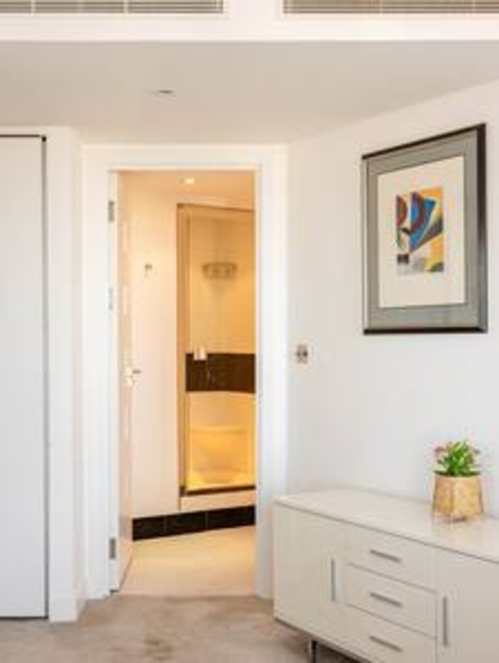 95 Centurion · 4 bed 3 bath River View in Centurion Bldg, 376 Queenstown Road SW8 4NZ - Property image 16 - VivreStays