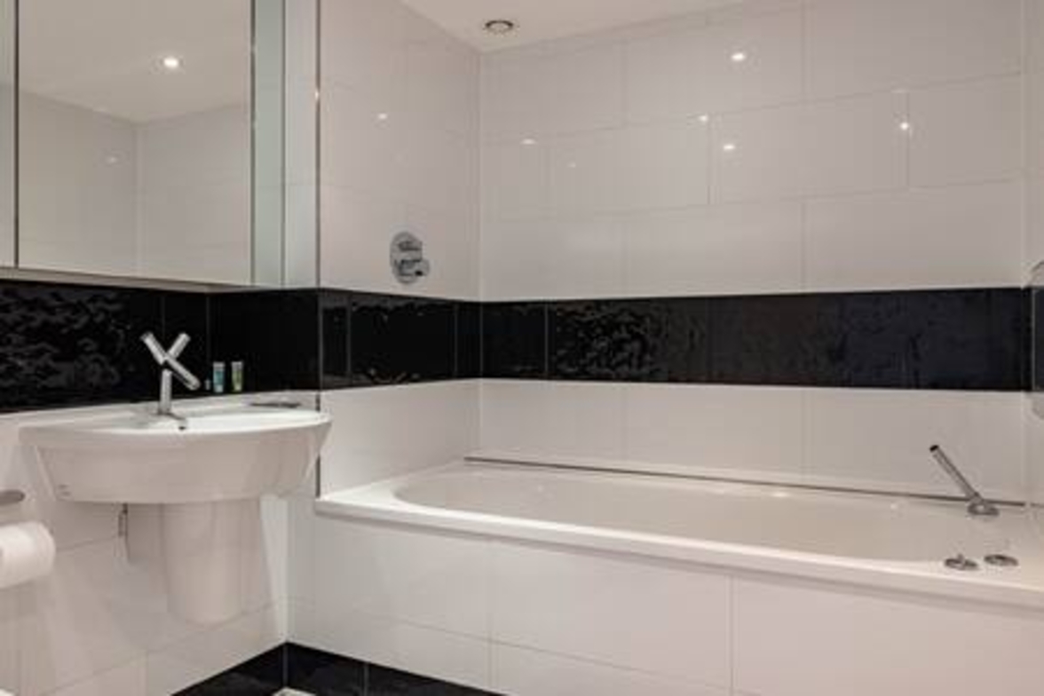 95 Centurion · 4 bed 3 bath River View in Centurion Bldg, 376 Queenstown Road SW8 4NZ - Property image 18 - VivreStays