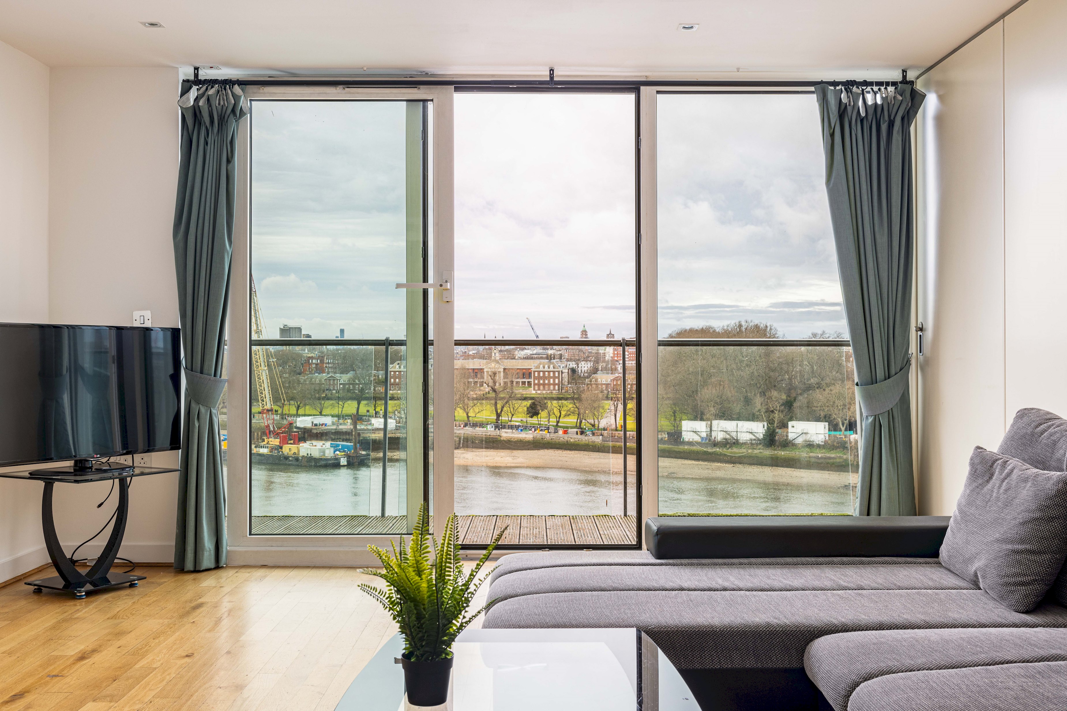 3 bed 2 bath River View in 97 Centurion Bulding, Chelsea bridge wharf SW11 8NZ - Property image 3 - VivreStays