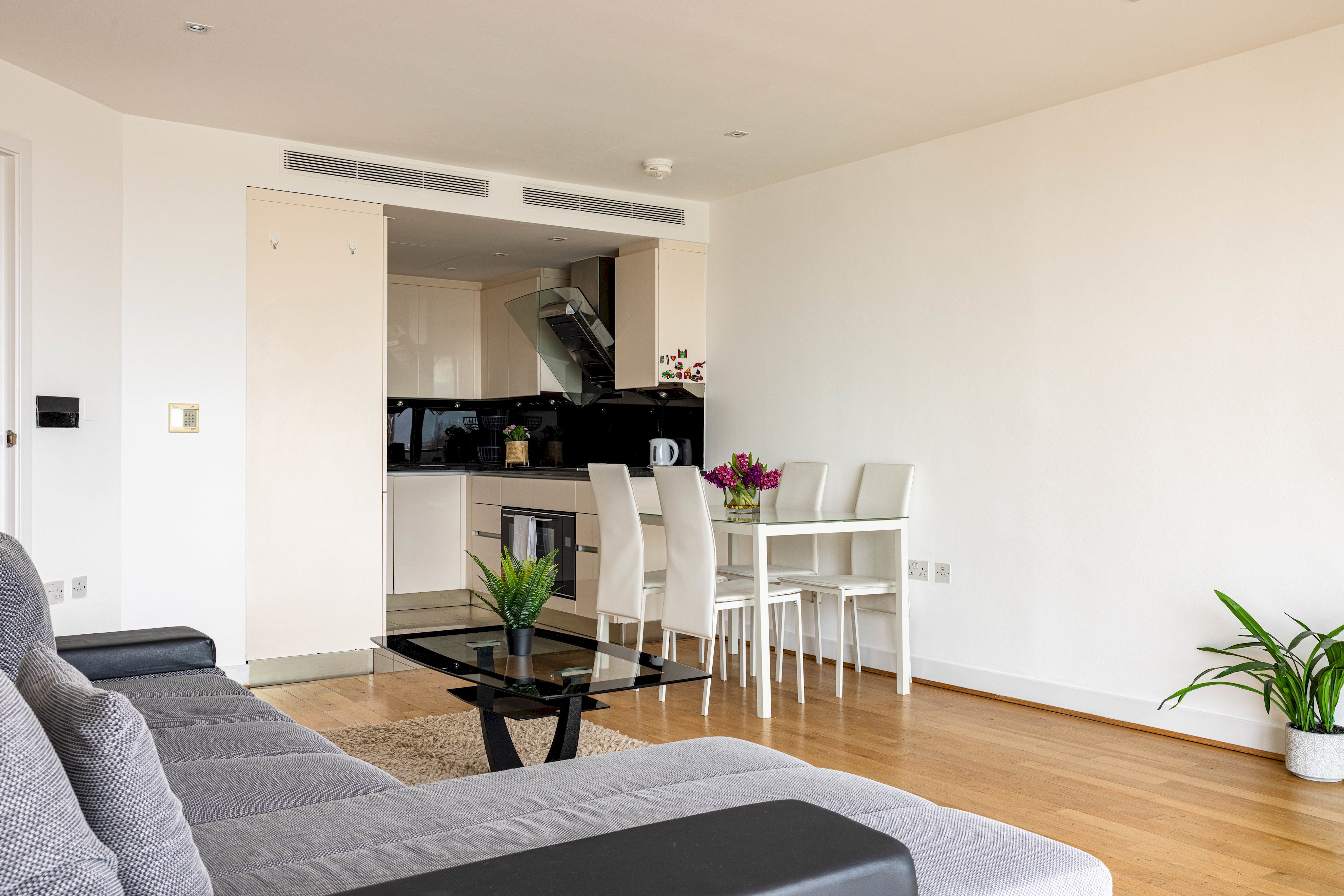 3 bed 2 bath River View in 97 Centurion Bulding, Chelsea bridge wharf SW11 8NZ - Property image 4 - VivreStays