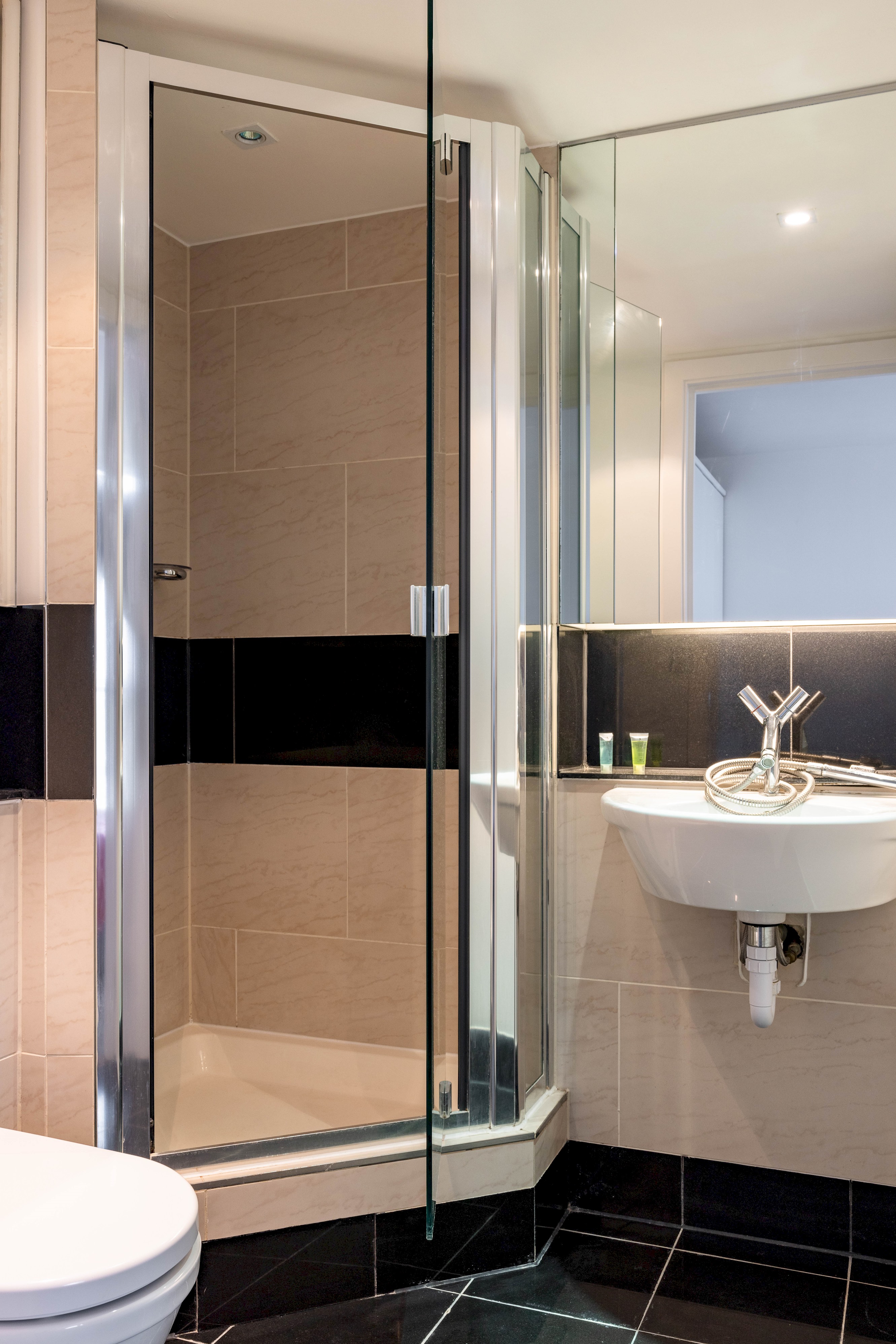 3 bed 2 bath River View in 97 Centurion Bulding, Chelsea bridge wharf SW11 8NZ - Property image 14 - VivreStays