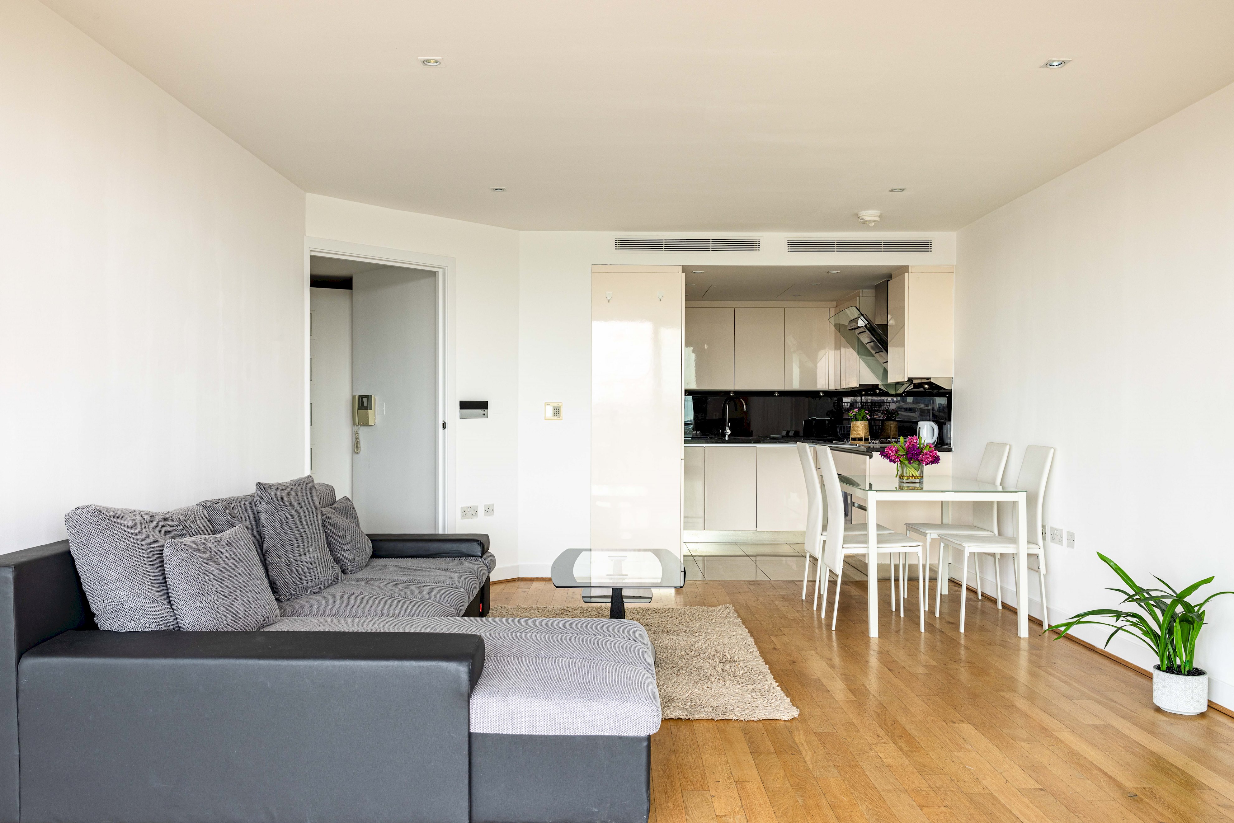 3 bed 2 bath River View in 97 Centurion Bulding, Chelsea bridge wharf SW11 8NZ - Property image 22 - VivreStays