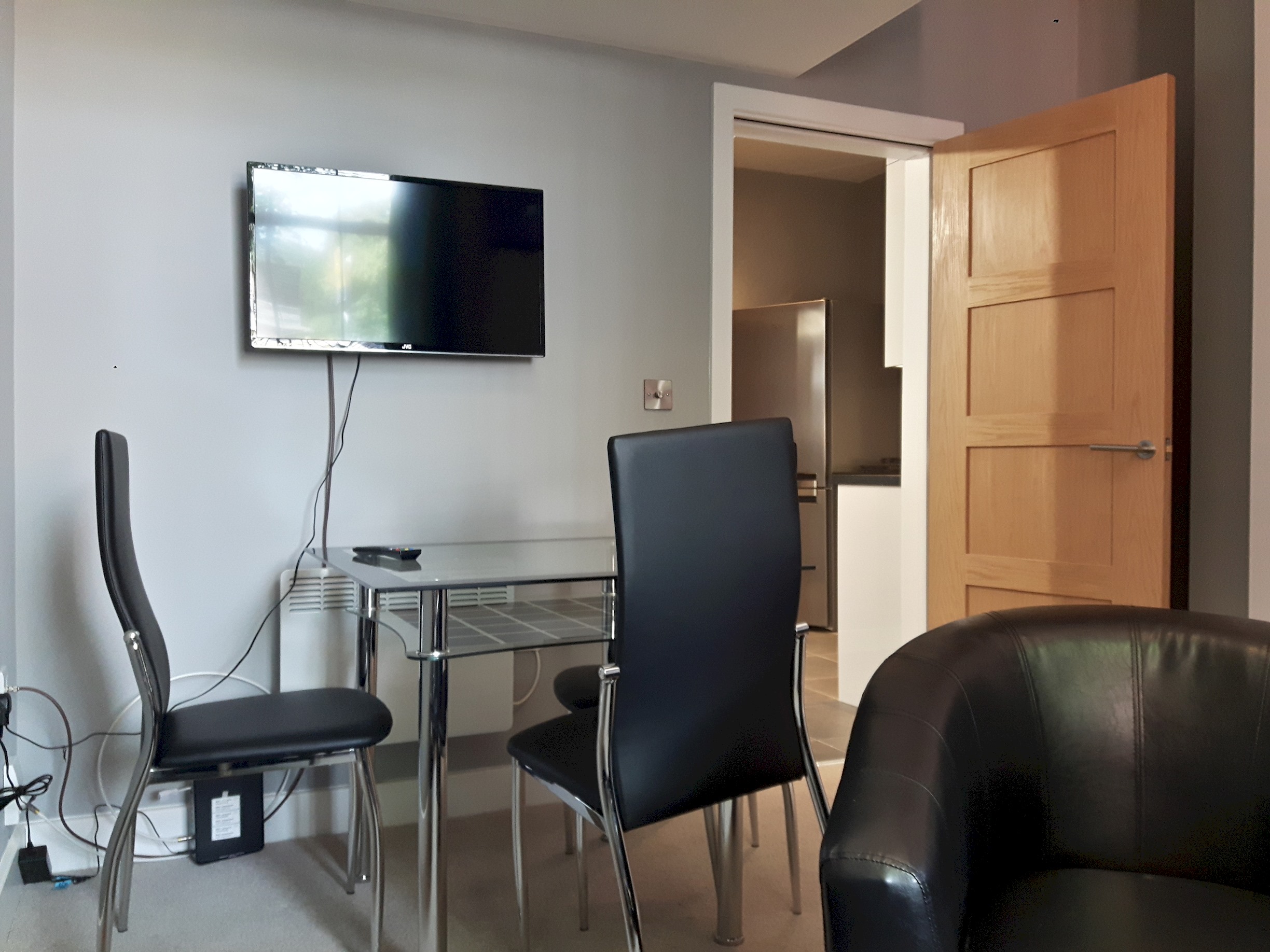 PH Apt 3 - A Lovely 1 Bedroom Apartment Close To The City FREE Wi-fi-Parking 4