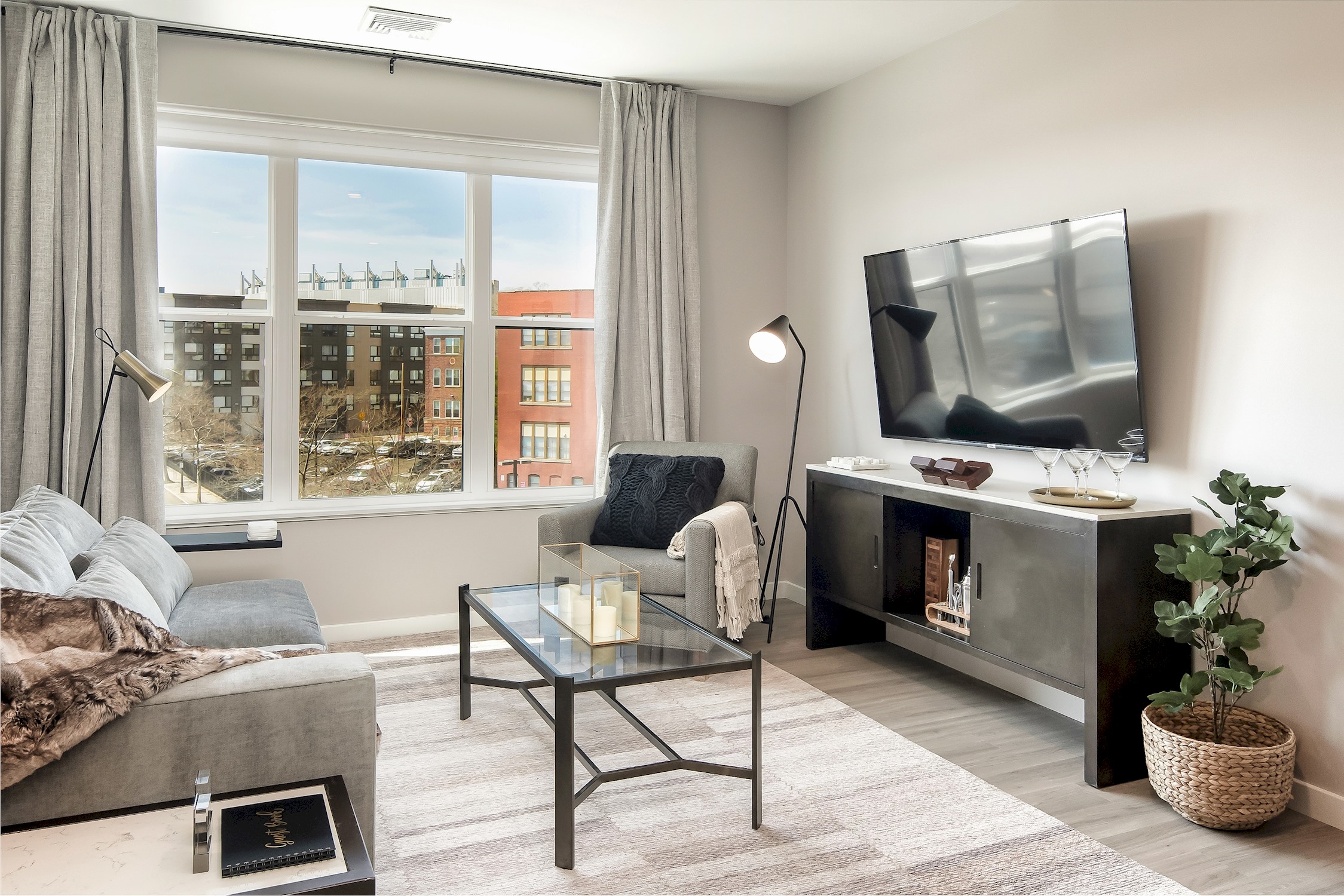 King 1BR - 1BA W/ Parking, Pool & Gym | Monthly Discount 2
