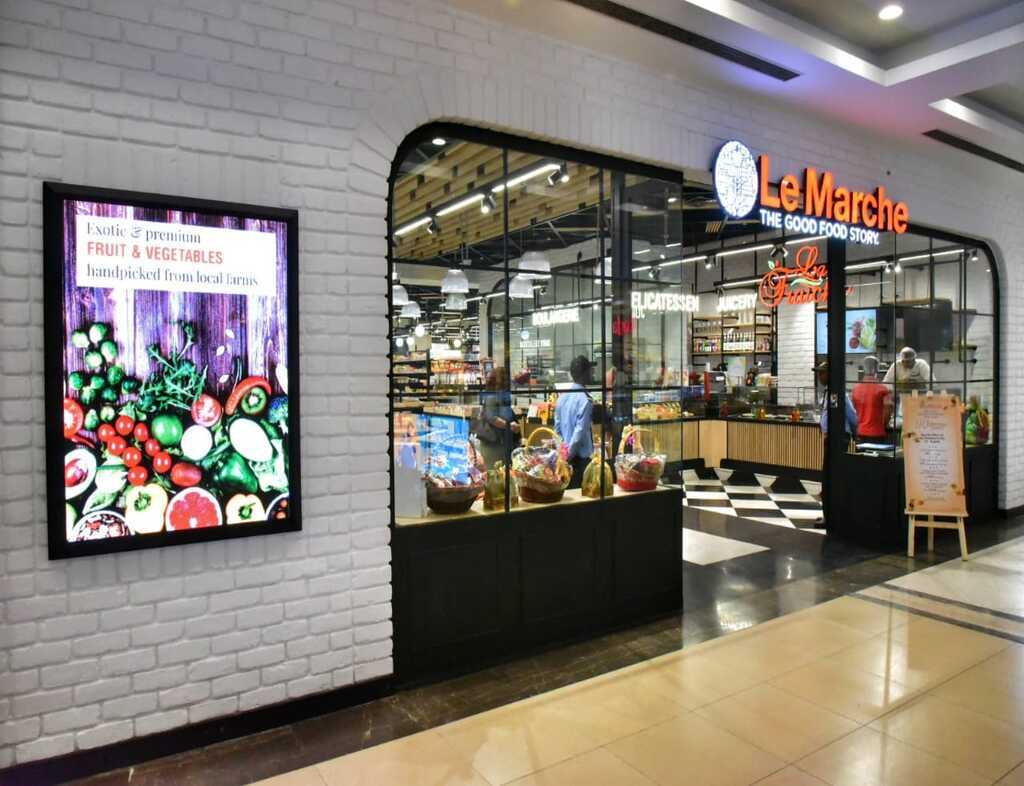 Le Marche grocery store at walking distance