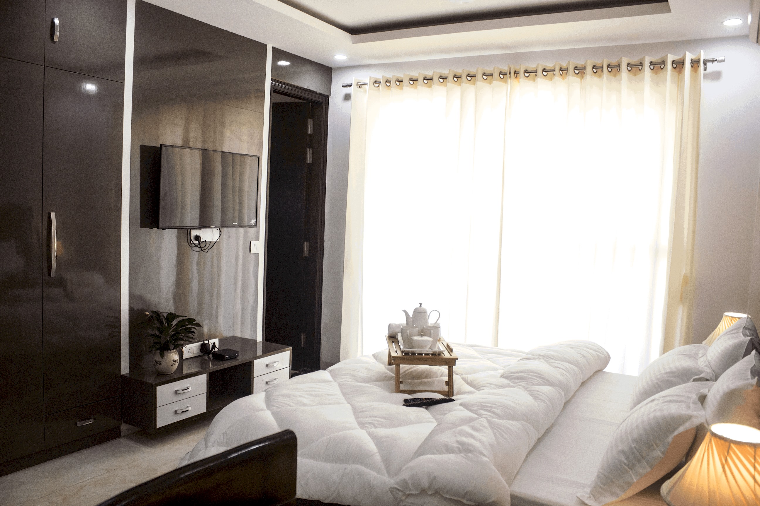 Your Perfect Retreat: A Comfortable Bedroom in an Urban Tranquil Oasis.