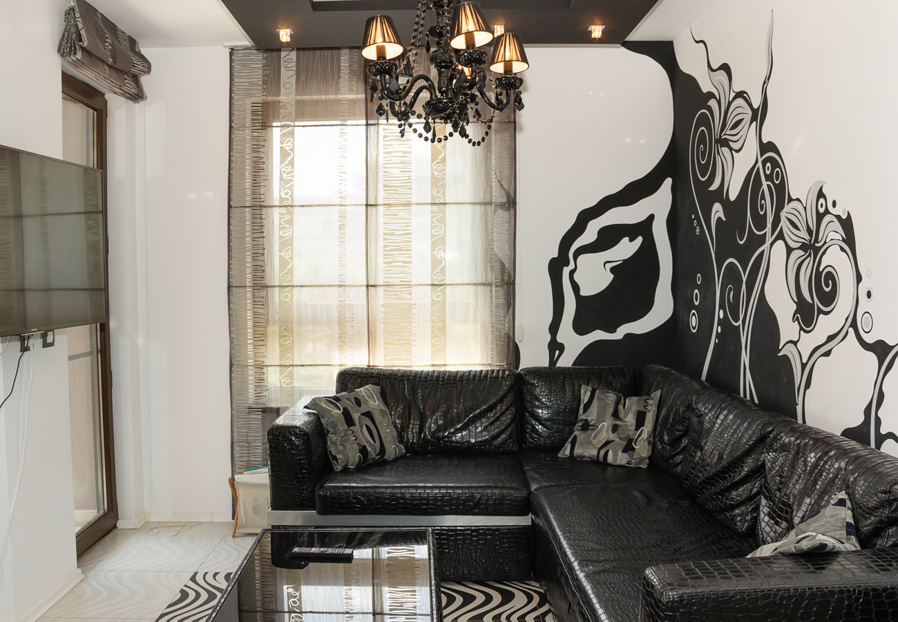 Black & White | 2-Bedroom Flat 5min from the Beach