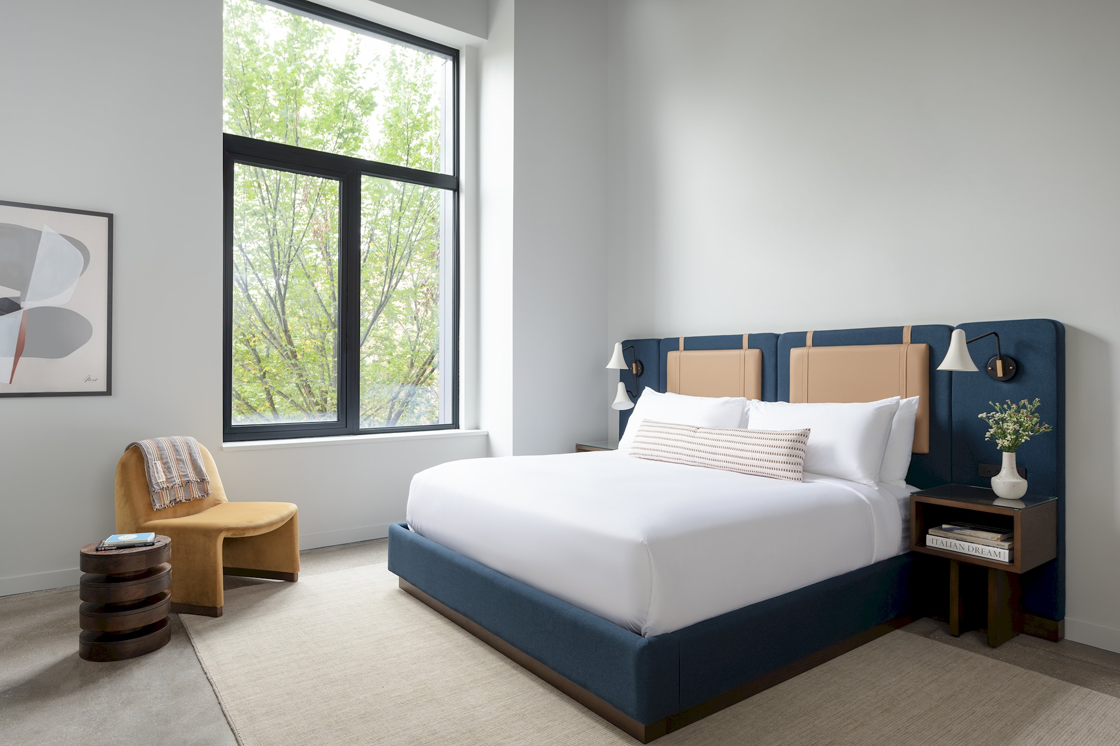 Stylish Kitchenette And Sophisticated Amenities - Elegant Airy Studio - Chicago, IL