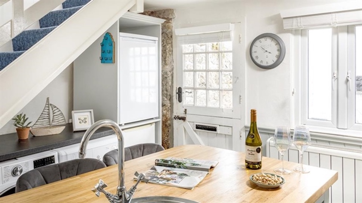 Boatman’s Cottage Mousehole- Sleeps 4 -Garage