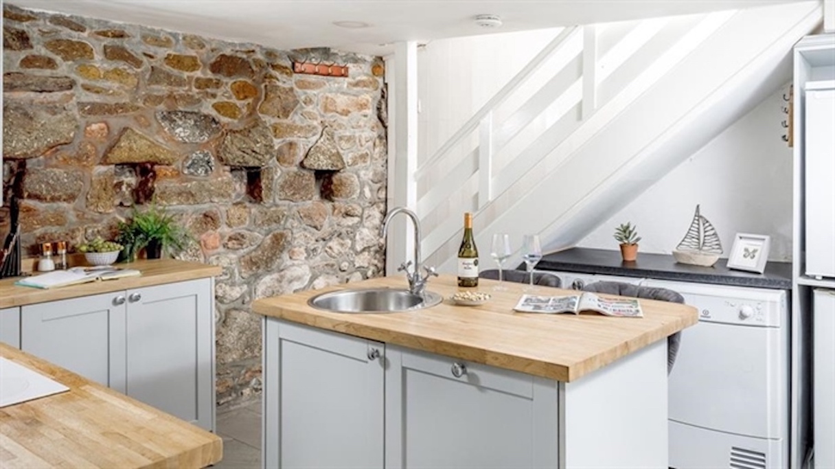 Boatman’s Cottage Mousehole- Sleeps 4 -Garage