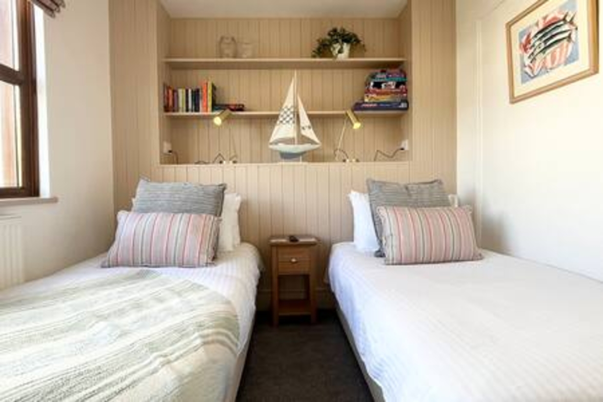 Mariner’s Cottage~ cosy nook close to the sea