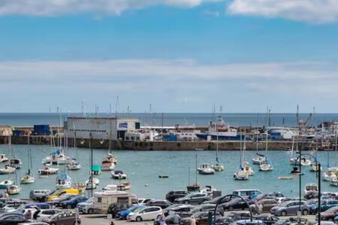 Harbourside apartment with seaviews and parking