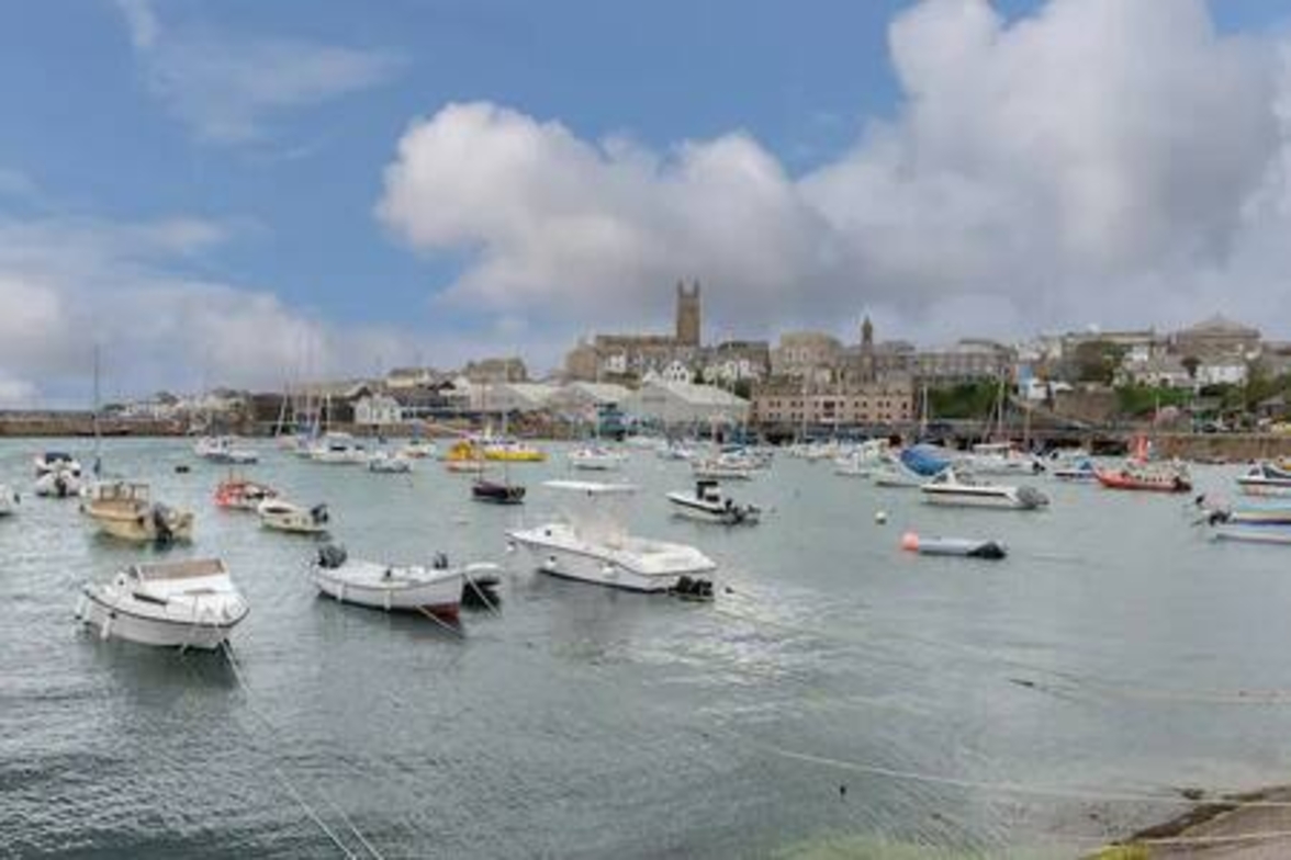 Harbourside apartment with seaviews and parking