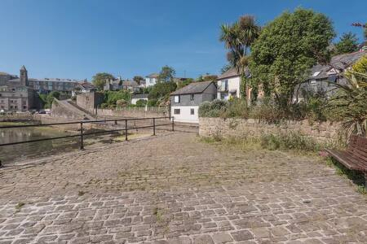 Harbourside apartment with seaviews and parking