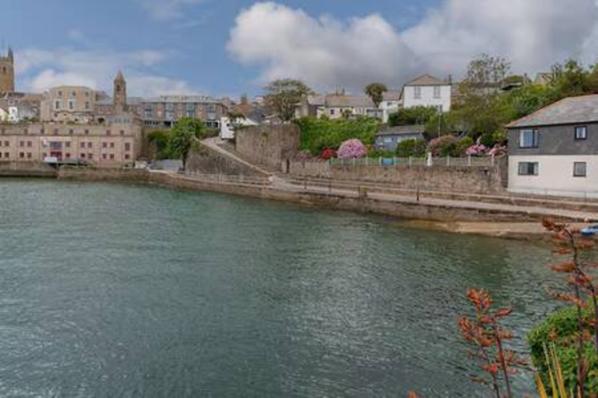 Harbourside apartment with seaviews and parking