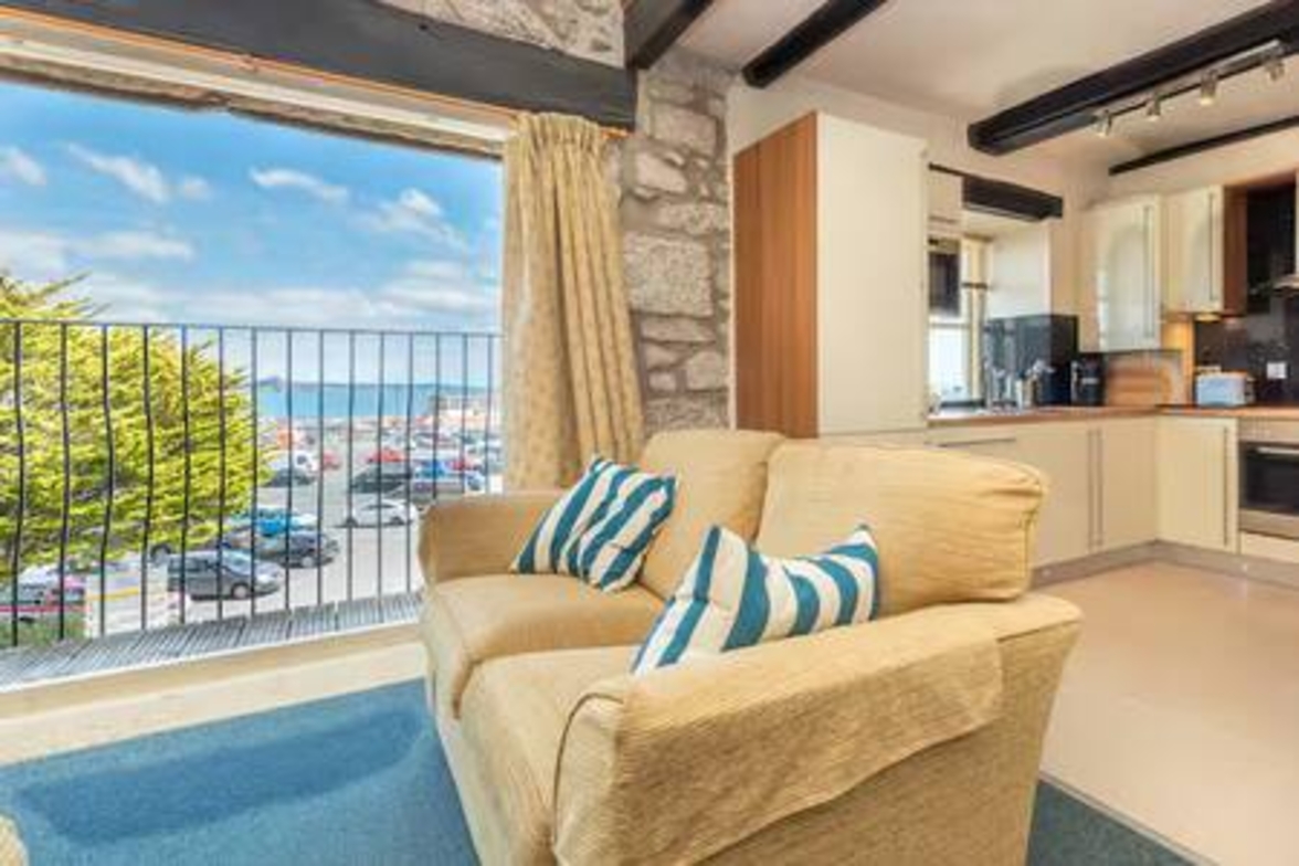 Harbourside apartment with seaviews and parking