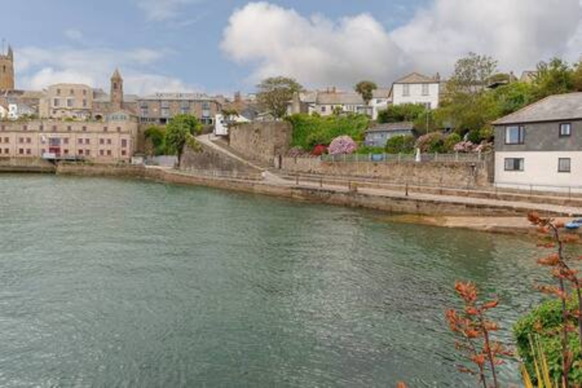 Whirlygig Cottage, near to Penzance Harbour